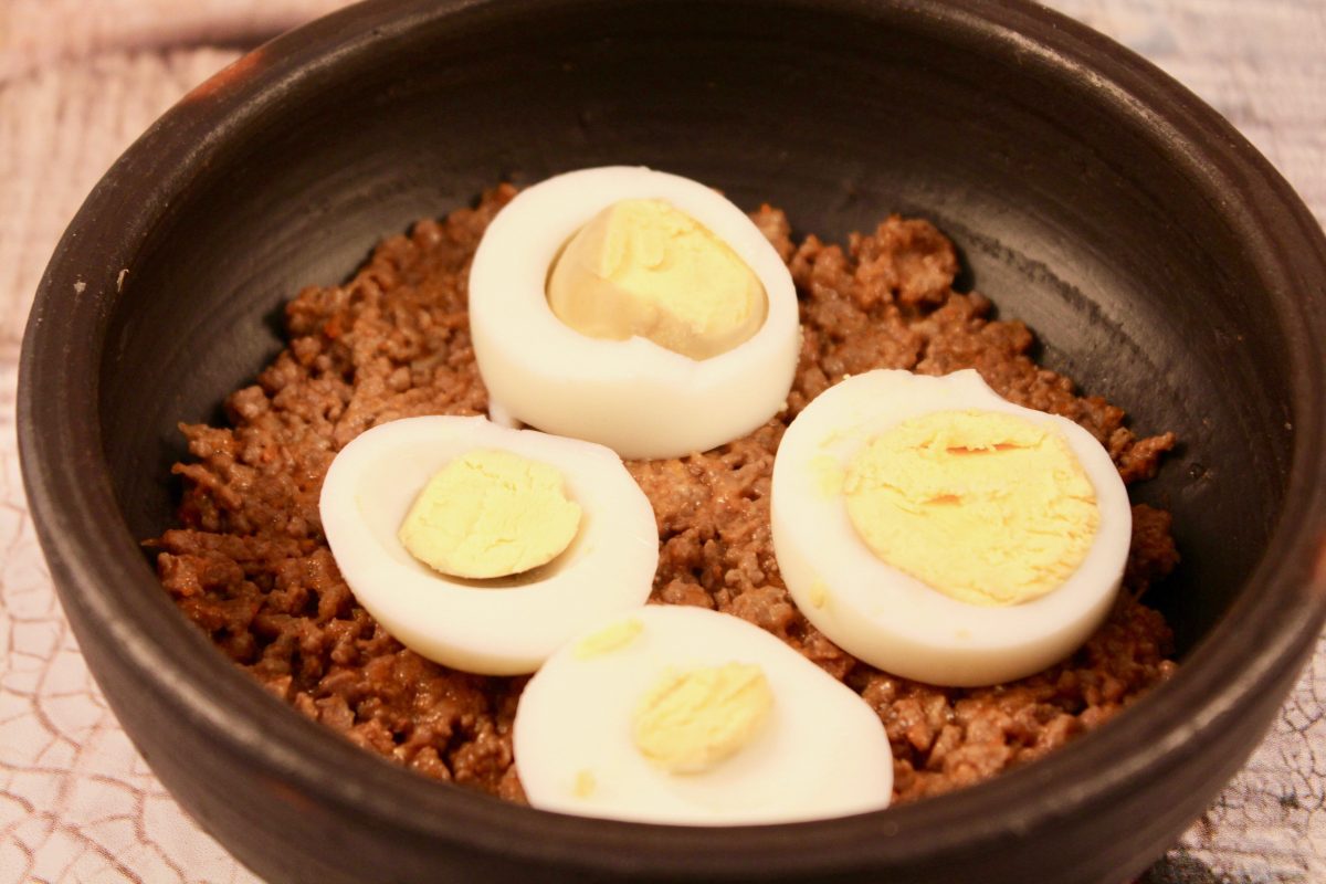 מניחים פרוסות של ביצה קשה לפסטל דה צ׳וקלו