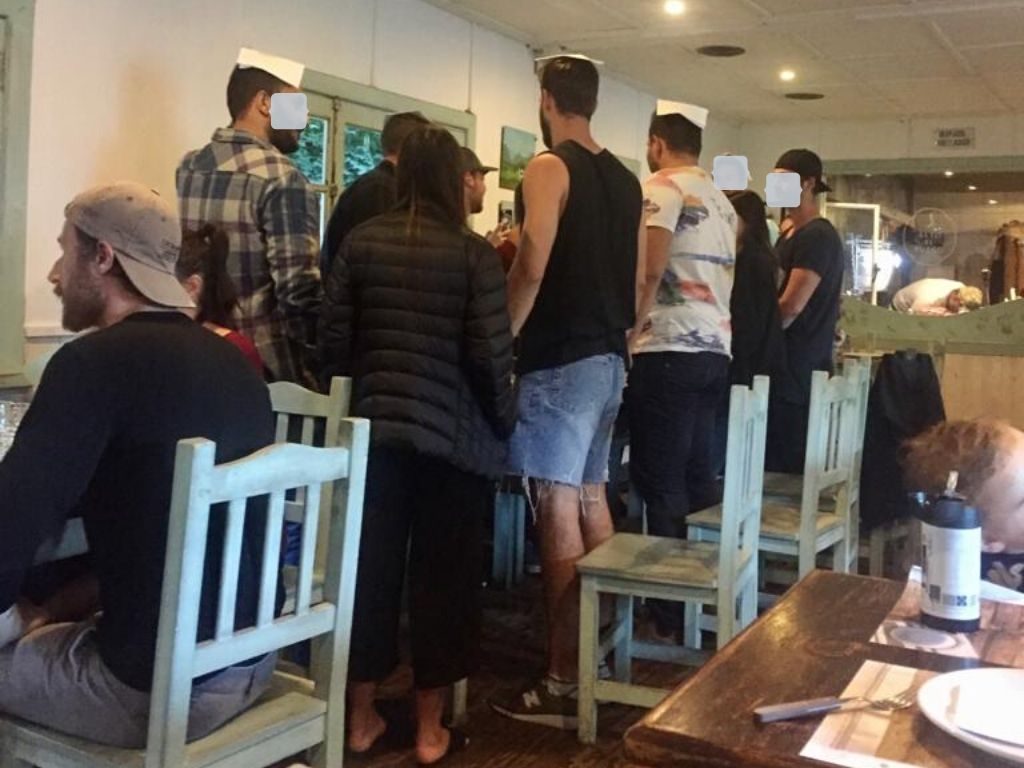 חבורת מוצ'ילרים ישראלי עושים קידוש במסעדה
