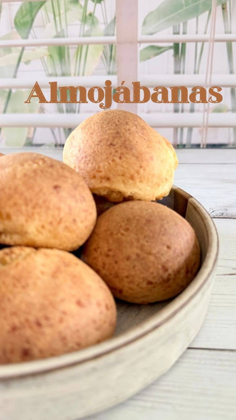 אם עדיין לא הכנתם את לחמניות הגבינה האלה, אתם מפספסים בגדול.הכירו את ה־Almojábanas, לחמניות גבינה קולומביאניות זהובות מבחוץ, רכות מבפנים, וכאלה שקשה מאוד לעצור אחרי אחת. הן עשויות ממאסה הרינה, ללא גלוטן, קלות להכנה, ויוצאות מהתנור חמות, שמנמנות ומושלמות ליד קפה.זה בדיוק מסוג המתכונים ששומרים, כי ברור שעוד תרצו לחזור אליו. שמרו את הריל והכינו בהזדמנות הראשונה.Almojábanas¼ 1כוסות מאסה הרינה (קמח תירס לטורטיות), 150 גרם450 גרם גבינה מלוחה עדינה (אני השתמשתי בבולגרית מעודנת ובצפתית, כ - 3 כוסות) מפוררת 1 כוס מוצרלה מגוררת2 כפות חמאה רכה (28 גרם)1 כפית אבקת אפייה2 ביצים3 כפות חלב אופן ההכנה:מחממים תנור ל־200 מעלות טוחנים במעבד מזון את המאסה הרינה יחד עם הגבינות מוסיפים את שאר המרכיבים ומעבדים עד שהתערובת אחידה, אם התערובת רטובה מדי מוסיפים עוד קצת מאסה הרינה בידיים מעט רטובות יוצרים מהבצק 8 כדורים גדולים מניחים על תבנית מרופדת בנייר אפייה ואופים כ־25 דקות, עד שהמאפים מזהיבים מגישים חםספרו לי בתגובה – מה המאפה שאתן לא יכולות לעמוד בפניו? 👇#cookingviews #מתכונים #בלוגאוכל #ללא_גלוטן