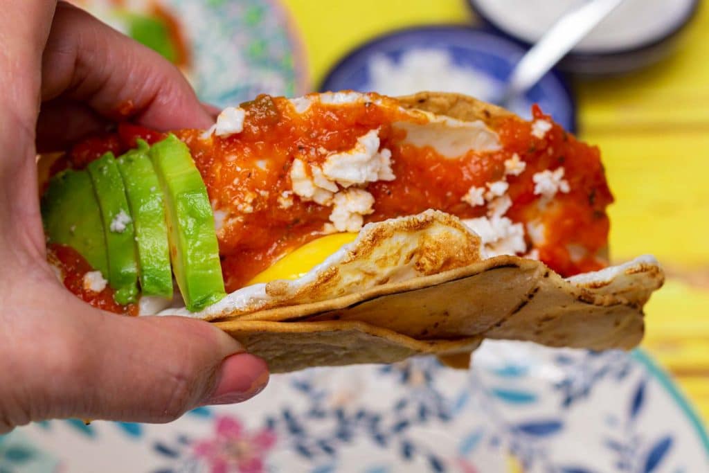 ארוחת בוקר מקסיקנית - בייצים בסגנון הבוקרים, מקפלים ואוכלים בזהירות