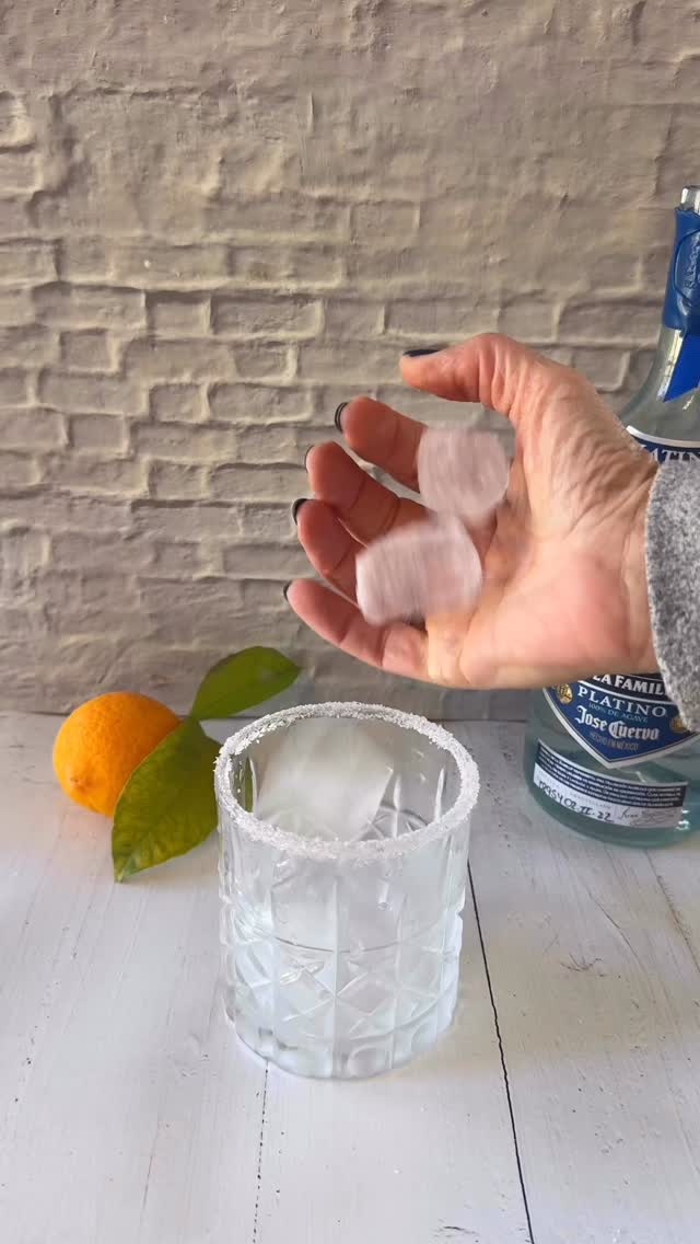 בואו נודה על האמת, כולנו צריכים דרינק חזק עכשיו. משהו שיזכיר לנו שגרה בתוך כל המורכבות הזו.לקחתי את הטקילה הכי טובה שיש לי בארון, סחטתי חושחש טרי מהחצר, והכנתי לנו מרגריטה שמתאימה לימים שעוברים עלינו. חמצמצה ומרה בדיוק במידה הנכונה.תשמרו את המתכון לרגע שבו תצטרכו הפסקה מהחדשות.מרגריטה חושחש 🍸🍊3/4 כוס מיץ חושחש סחוט טרי 1/3 כוס טקילה לבנה 2.5 כפות סוכר לבן  קרחלימון לקישוטמלח לעיטור שפת הכוסהוראות הכנה:הכניסו לשייקר את מיץ התפוזים, הטקילה והסוכר. נערו היטב עד שהסוכר נמס לגמרי.העבירו פרוסת לימון על שפת הכוס וטבלו אותה במלח.מלאו את הכוס בקרח ומיזגו את הקוקטיילקשטו בפלח לימון  לחיים!תייגו חבר שחייב מרגריטה הערב#cookingviews #קוקטייל